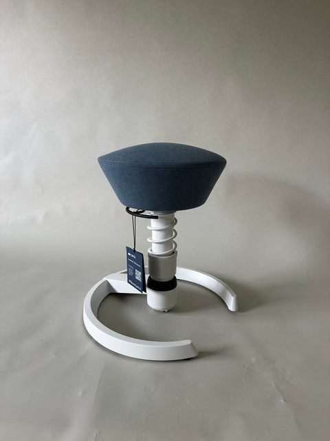 swopper Showroom mit Bezug taubenblau und Gestell Gleiter in Farbe weiß