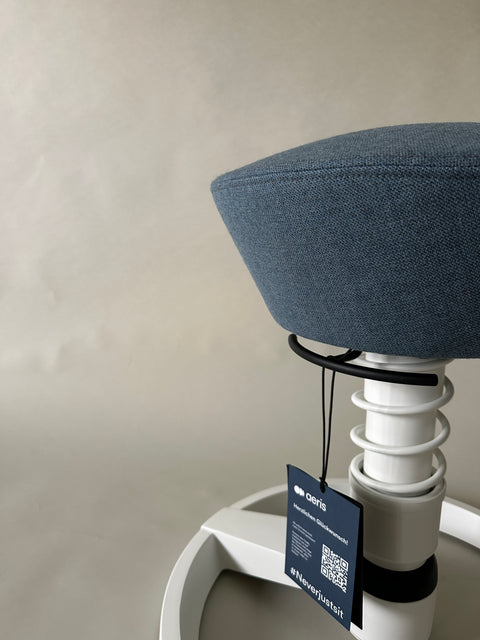 swopper Showroom mit Bezug taubenblau und Gestell Gleiter in Farbe weiß
