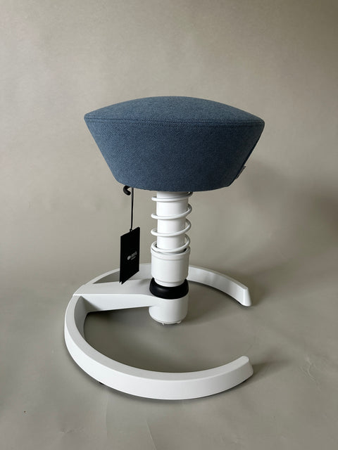 swopper Showroom mit Bezug taubenblau und Gestell Gleiter in Farbe weiß